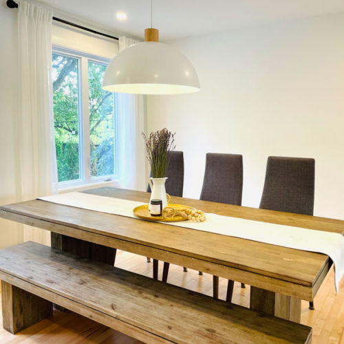 Table moderne en bois choisie par une designer
