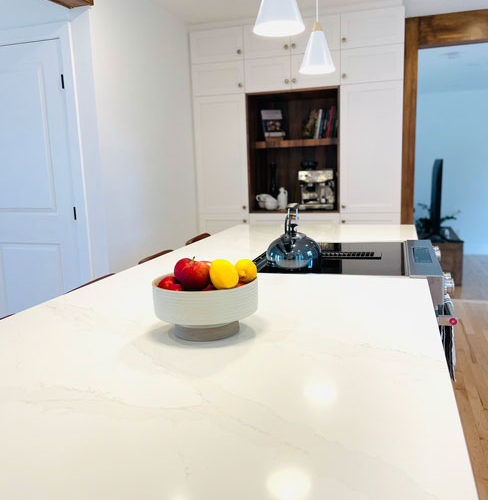 Long comptoir blanc pour cuisiner pour vos invités