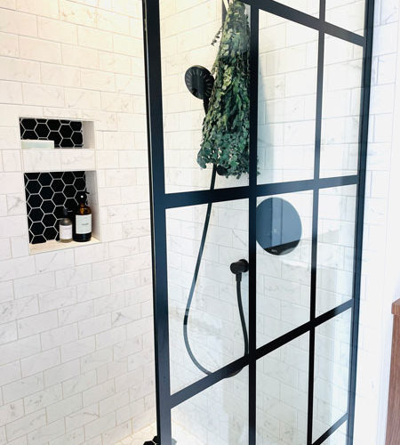 Douche blanc avec vitrail rénovée par une designer
